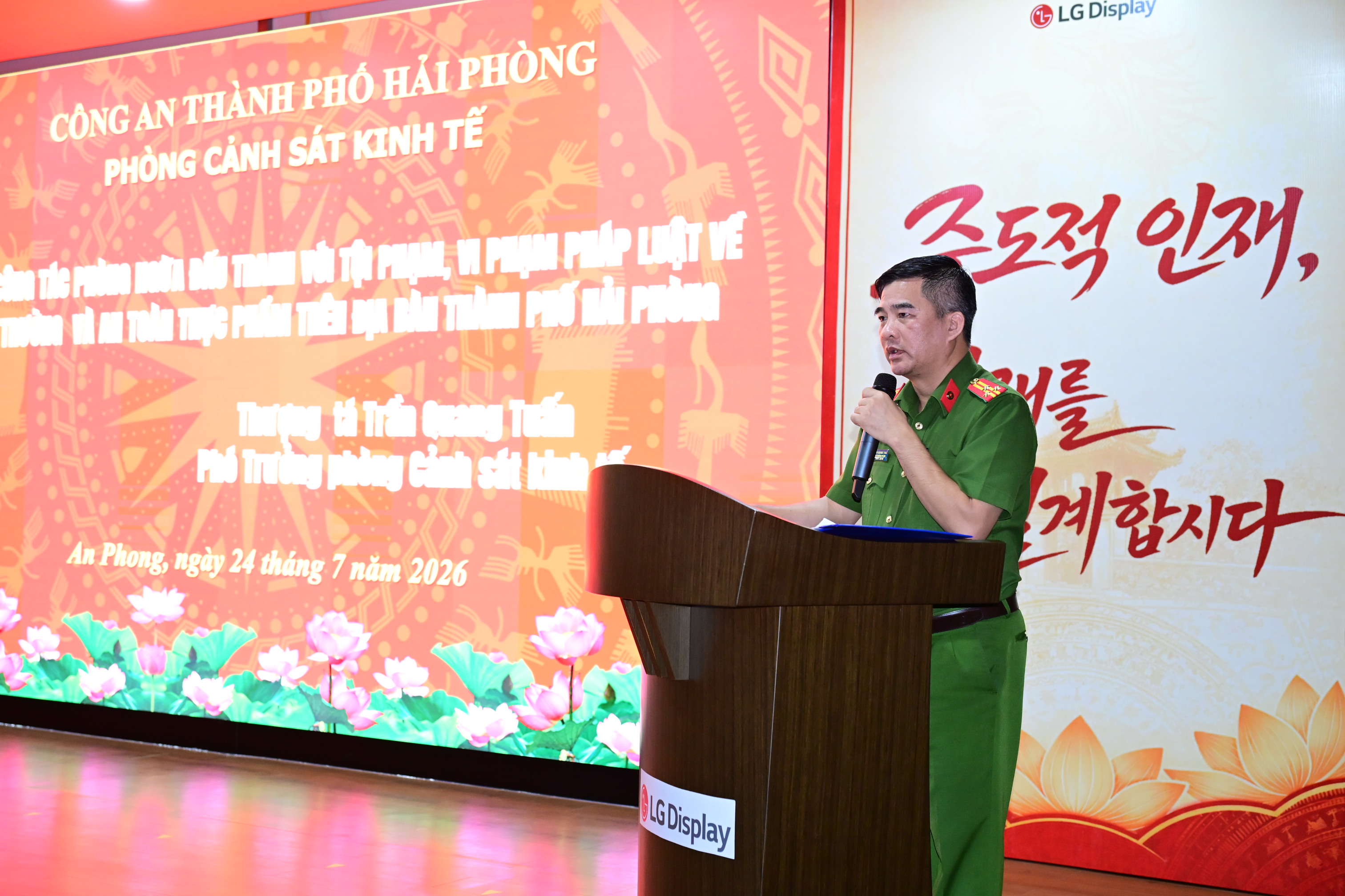 Phòng Cảnh sát kinh tế và môi trường tuyên truyền pháp luật về bảo vệ môi trường và ứng phó với biến đổi khí hậu